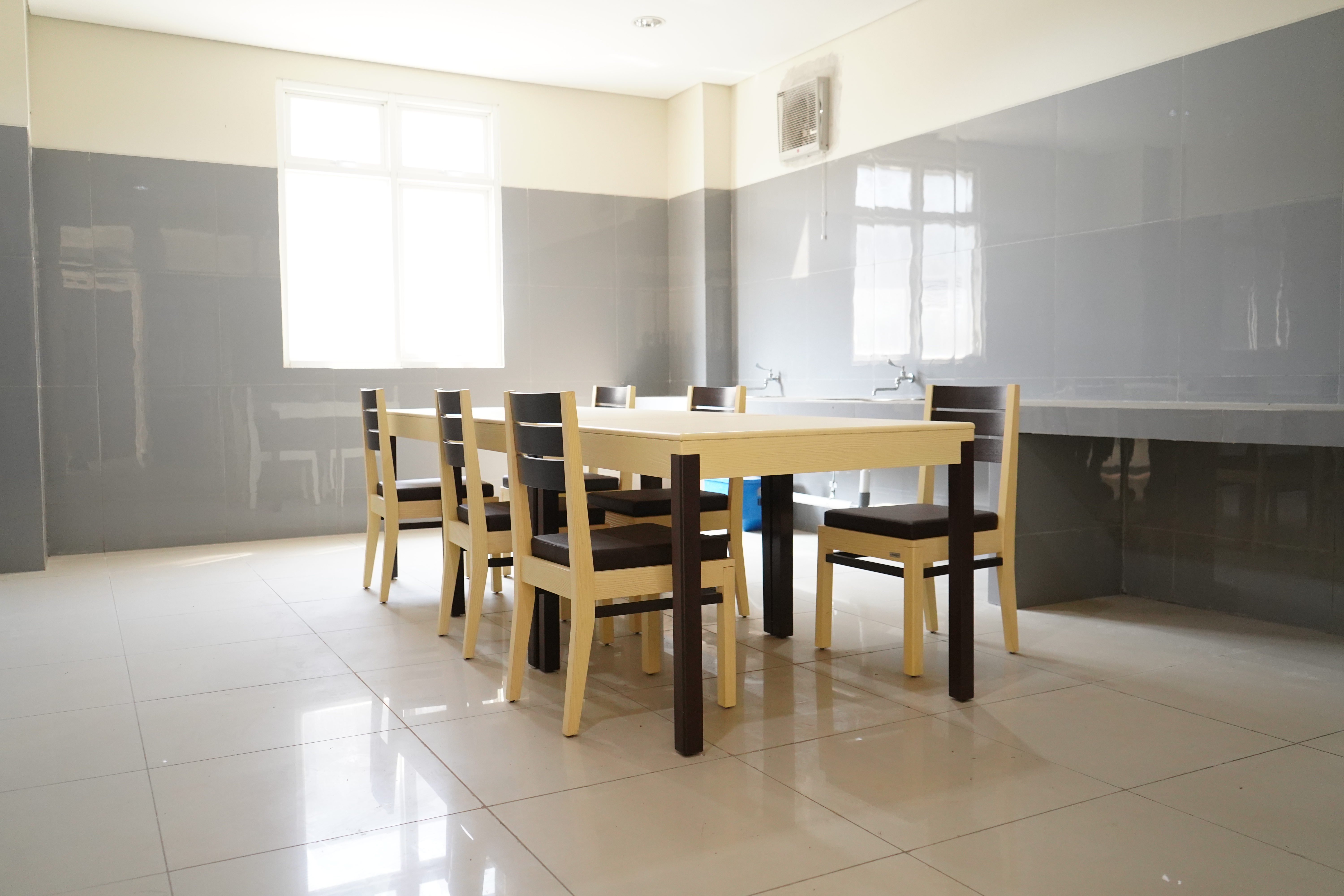 Kitchen & Public Area